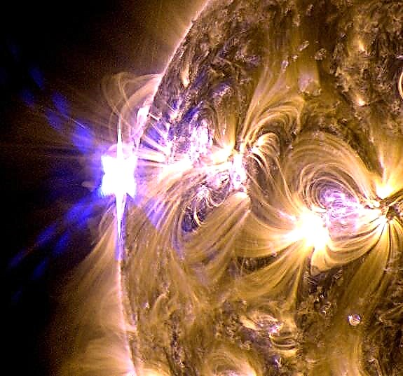 Päike lööb välja kaks X-klassi helkurit, mis on aasta tugevaim