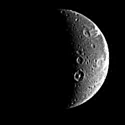 Dione पर बड़े क्रैटर