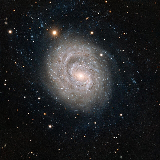 Grand Spiral Galaxy Graced od vyblednutej Supernovy