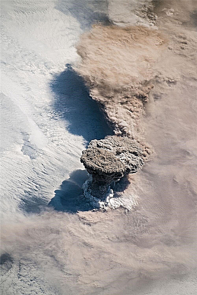 Виверження вулкана Райкоке, побачене з космосу