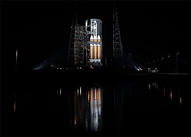Mighty Delta 4 Heavy Rocket y Clandestine Satellite Preparados en la plataforma