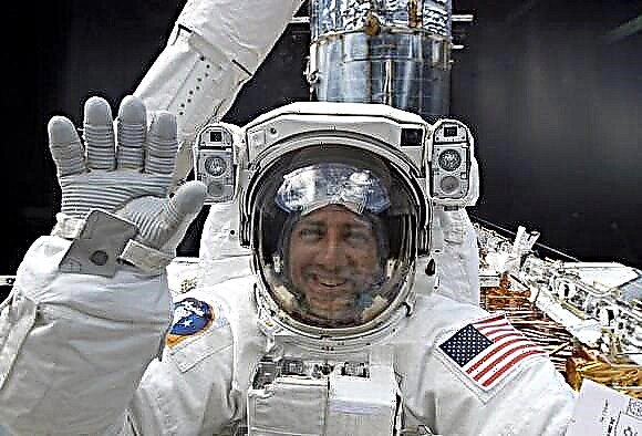 Entretien avec l'astronaute Mike Massimino sur la mission de service Hubble, Regarder la Terre depuis l'espace et ... Twitter?