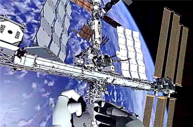 منظر افتراضي مرعب للعائمة بعيدًا عن محطة الفضاء