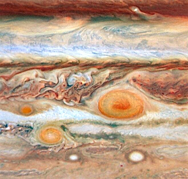 El Hubble espía la tercera mancha roja en Júpiter