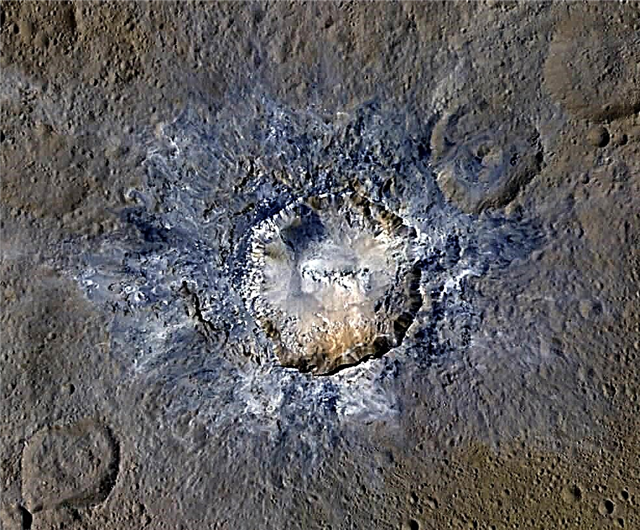 Şafaktan Muhteşem Yeni Görüntülerle Ortaya Çıkan Ceres'teki Heyelanlar ve Parlak Kraterler
