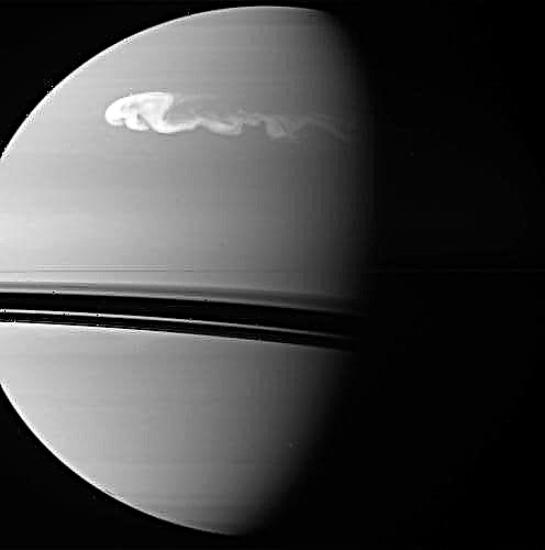 Кассини делает снимки растущей бури на Сатурне