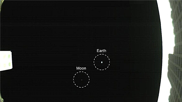 NASA Cubesat macht ein Bild von Erde und Mond