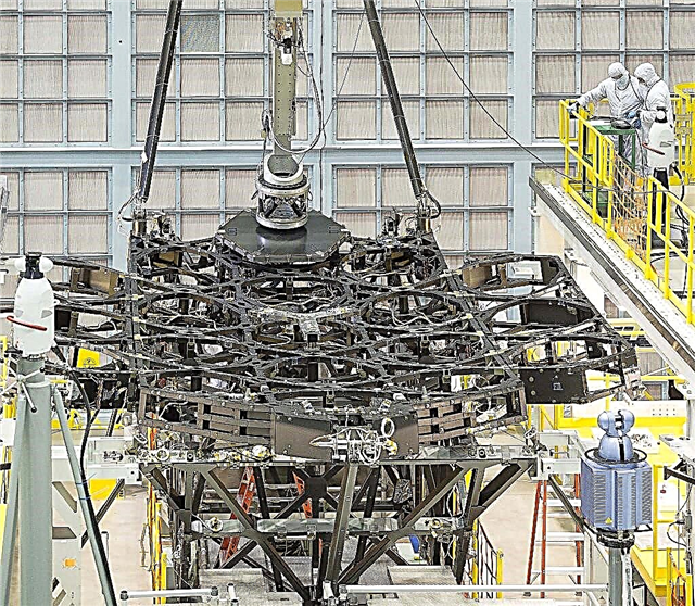 Primeiro espelho instalado no telescópio Webb da NASA, começa a fase de montagem final