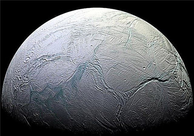 НАСА Бомба: Ключов състав за живота, открит на Енцелад