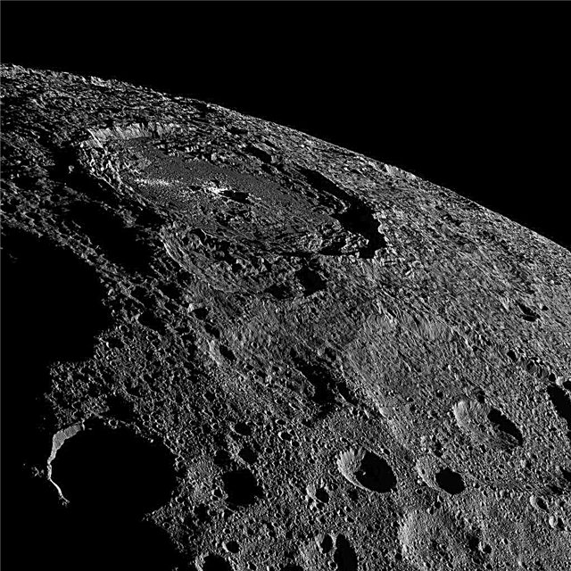 Voe sobre Ceres com novas imagens da sonda Dawn