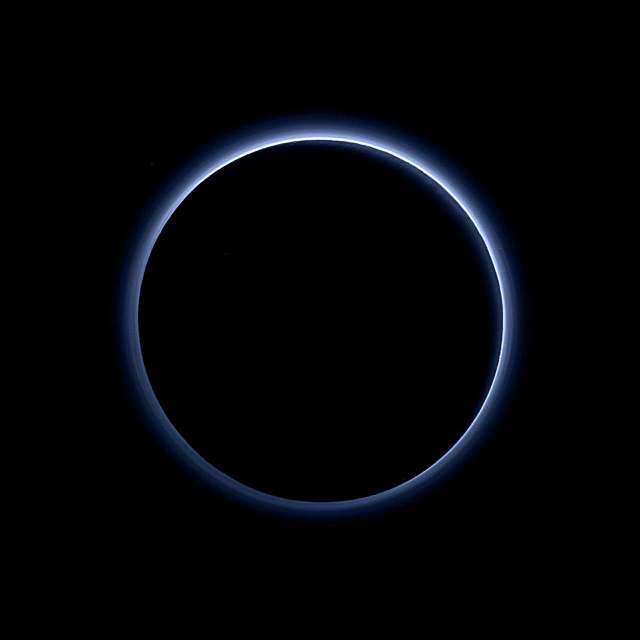 Nuostabus mėlynas dangus ir raudonas paviršinis ledas rasti Plutone - kitoje raudonojoje planetoje