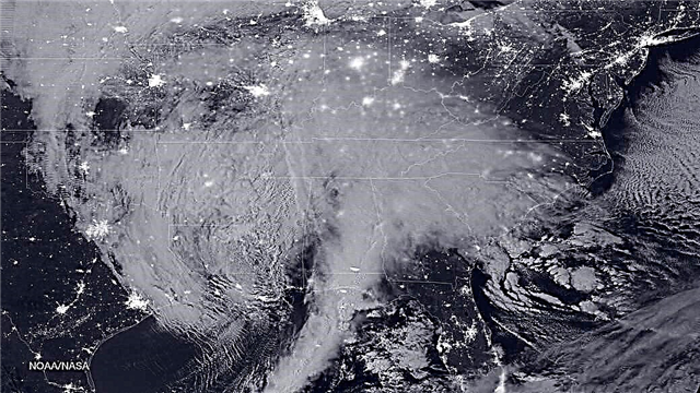 ضربات Monster Blizzard لعام 2016 الساحل الشرقي للولايات المتحدة ، تتبعها ناسا وأقمار NOAA