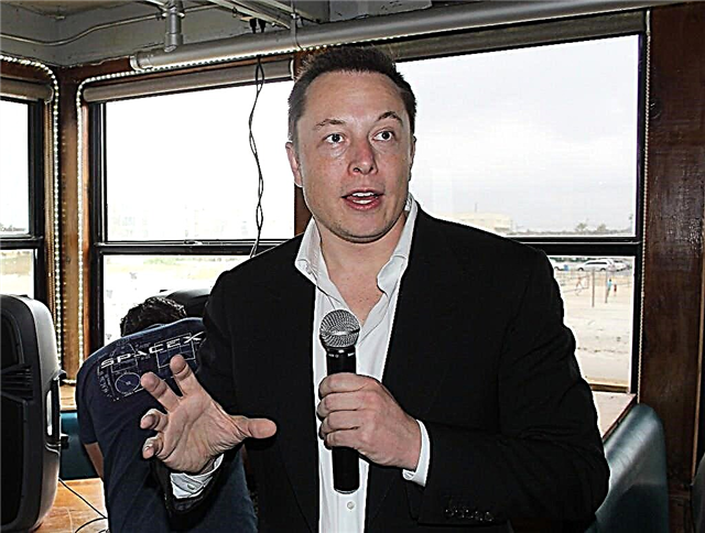 Elon Musk Briefs Revista Space & Media à frente da Revolucionária Falcon 9 Blastoff