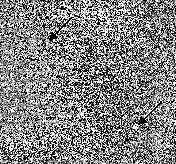 Изображения на Касини Пръстенни дъги сред две луни на Сатурн