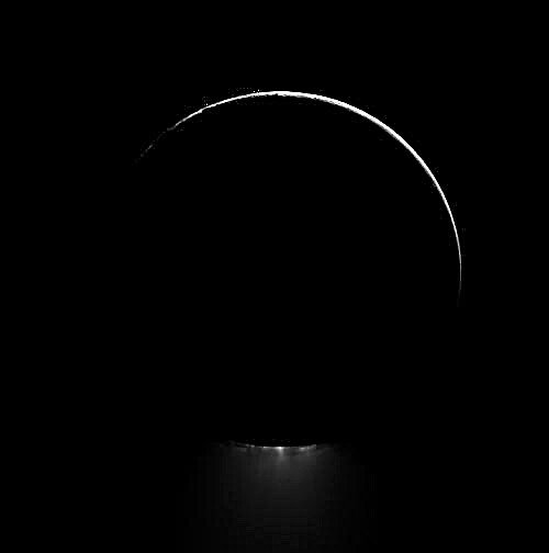 Cassinis sista flyby av Enceladus fram till 2015