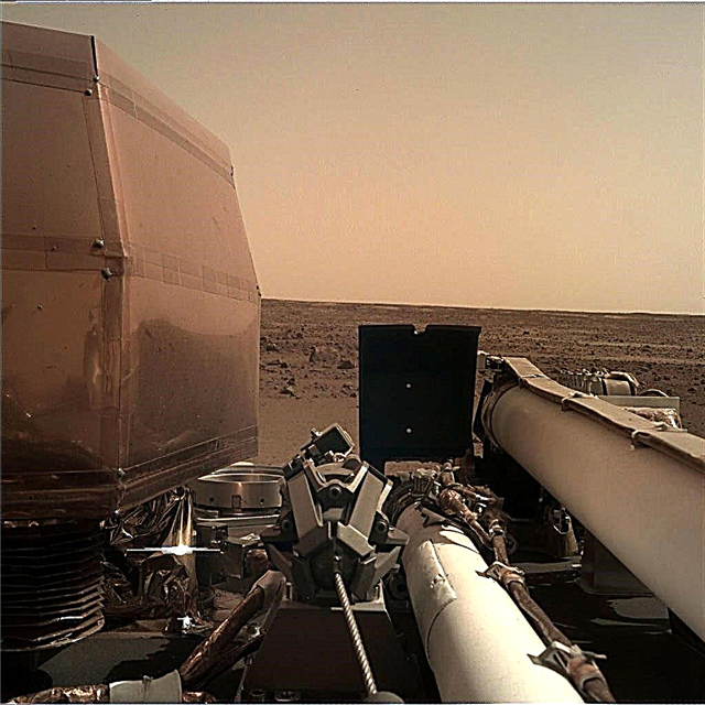InSight, Mars'ta Yüzey İşlemleri için Hazırlanan Güneş Pillerini Kullanıyor!