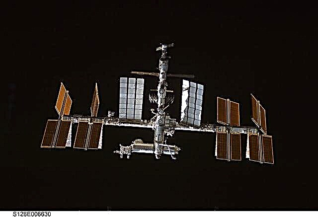 Space Junk May Force Crew z ISS