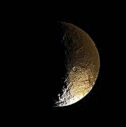 Iapetus in donker en licht