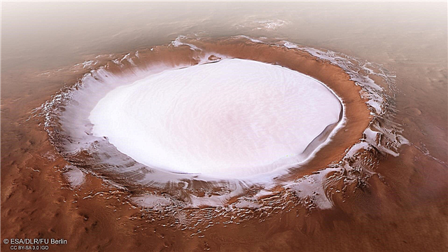 Este cráter en Marte atrapa el frío y permanece lleno de hielo durante todo el año