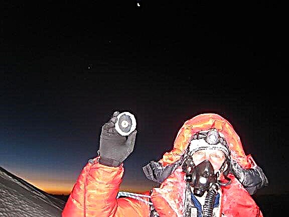 Con Moon Rocks en la mano, Parazynski llega al monte. Everest Peak