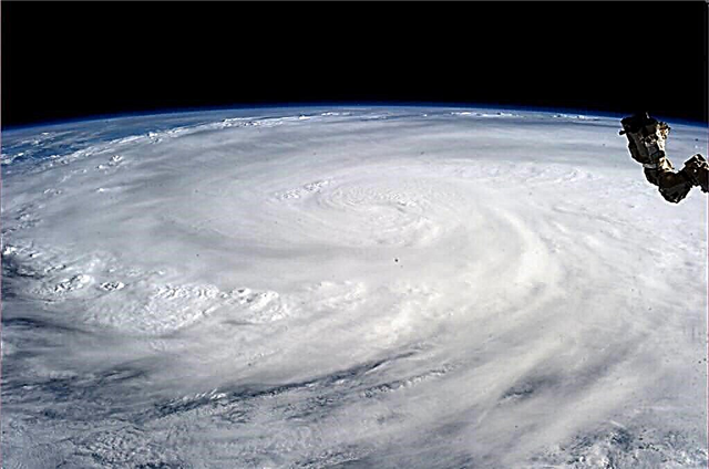 إعصار هايان يتسبب في الوفاة والتدمير الكارثيين - صور فضائية من وكالة ناسا ، ISRO ، Roscosmos & ISS