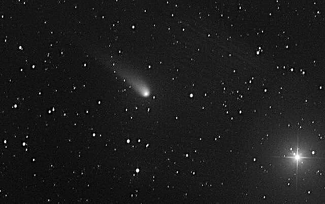 La comète V2 Johnson occupe le devant de la scène