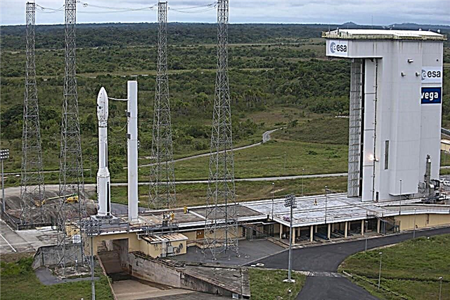 Inaugural Vega Rocket preparado en el puerto espacial sudamericano de Europa