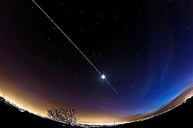 Astrophoto: Space Station Flies Through the Moon!