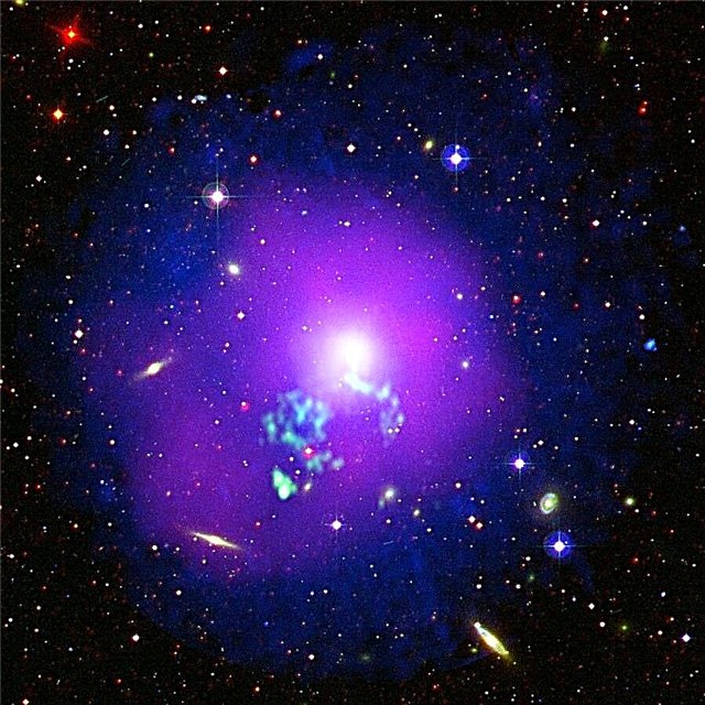 Ein kosmischer Eindringling schnappte sich heißes Gas aus dieser Galaxiengruppe