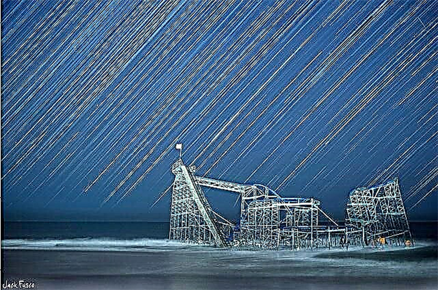 Oszałamiająca Astrofotografia: Jet Star Roller Coaster spotyka Star Trails