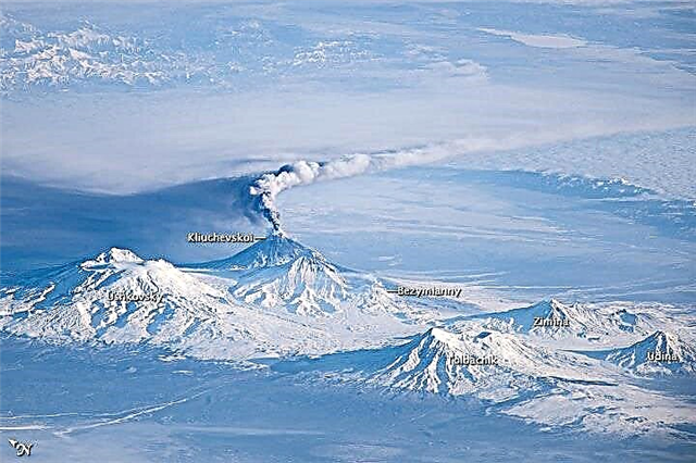 Superbe vue «latérale» depuis l'espace du volcan en éruption de Kliuchevskoi