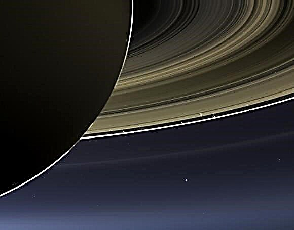 Diena, kad zeme pasmaidīja: Saturns spīd šajā apbrīnojamajā Cassini komandas attēlā