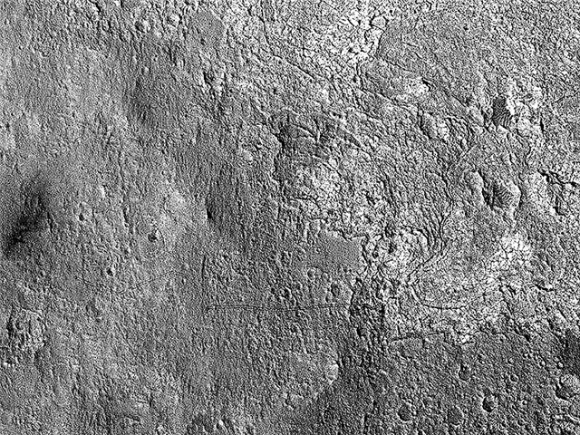 Faixas divagadoras do Curiosity visíveis na órbita de Marte