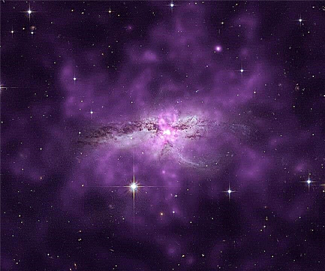 NGC 6240: Gigantische Hot Gas Cloud-omhulsels die botsende sterrenstelsels botsen