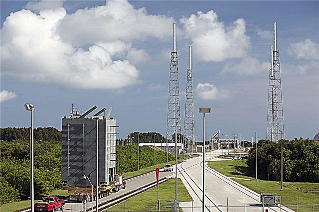 Konštrukcia prístupovej veže pre posádku sa začína na podložke Atlas V pre taxi Boeing „Starliner“ pre ISS