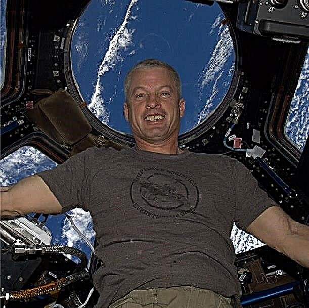 لامعة: رائد الفضاء يرتدي تي شيرت `` Firefly '' في Instagram الأول من الفضاء