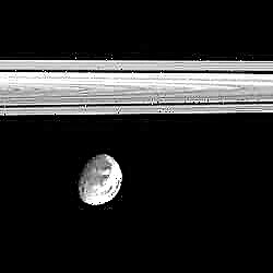 Lyst terræn på Dione