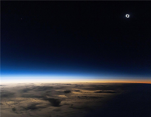 Verblüffende Ansicht einer Sonnenfinsternis aus der Stratosphäre