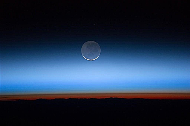 Nouă imagine de alertă pentru desktop: luna peste pământ