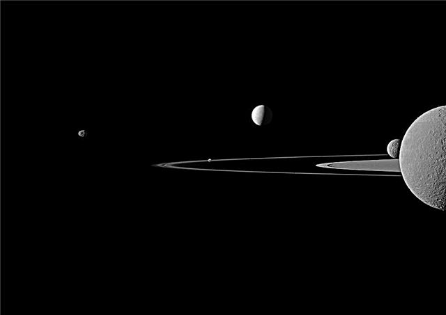 Päť saturnových mesiacov omráčených v archívnom snímku kozmickej lode Cassini