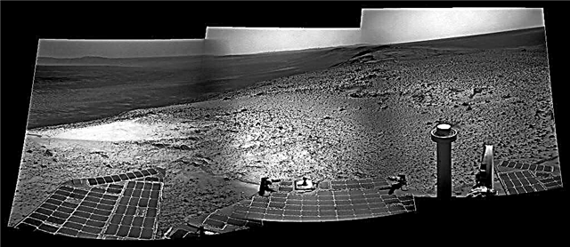 Марс Ровър добавен към паметта се изкачва високо над равнината на Червената планета