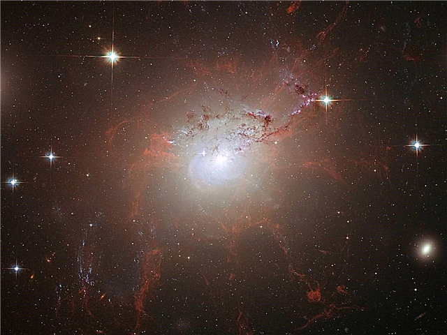 تنشيط خيوط NGC 1275