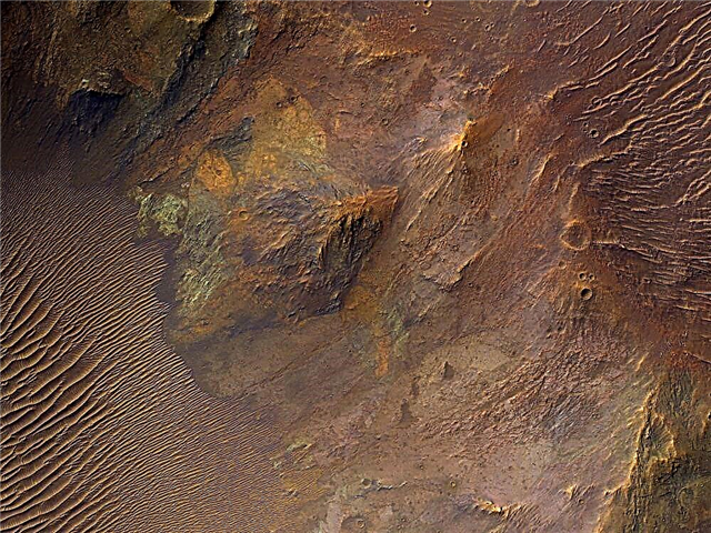 Beau substrat rocheux exposé et dunes de sable sur Mars