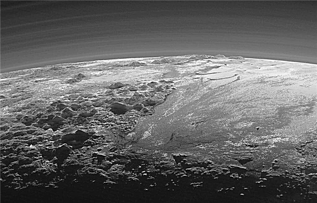 Últimos resultados de New Horizons: Clouds on Pluto, Landslides on Charon