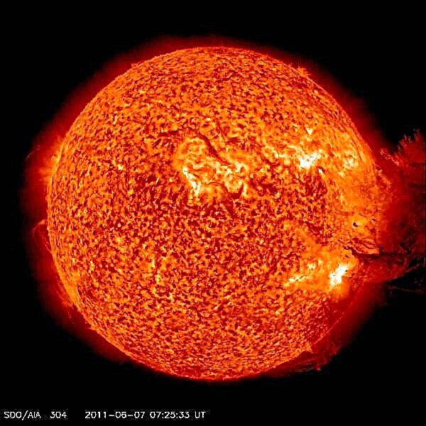 Monster Prominence vybuchne od Slunce