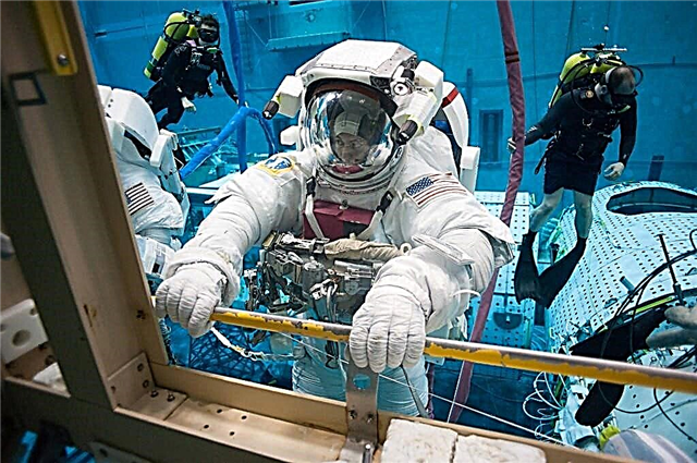 Galleri: Dykning efter rumvandringer er måde hårdere end du tror