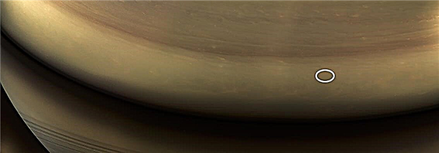 To było dokładnie tam, gdzie Cassini uderzyła w Saturna