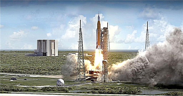 O sistema de lançamento espacial da NASA passa na revisão crítica de design e solta o motivo de cores Saturn V