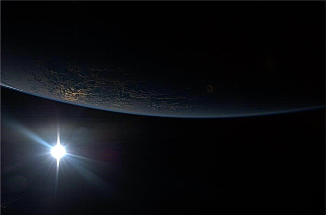 Vue imprenable sur la Terre et le coucher de soleil orbital depuis la station spatiale