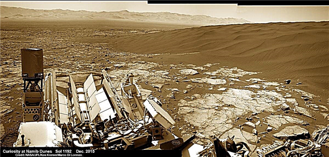 호기심으로 장관을 이루는 화성 모래 언덕의 거대한 분야에 도달